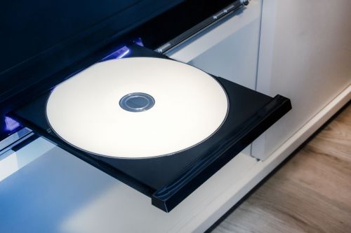 blu-ray-player mit eingelegter blu-ray-disk