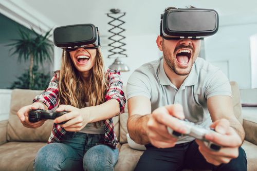 junges Paar spielt Videogame in VR