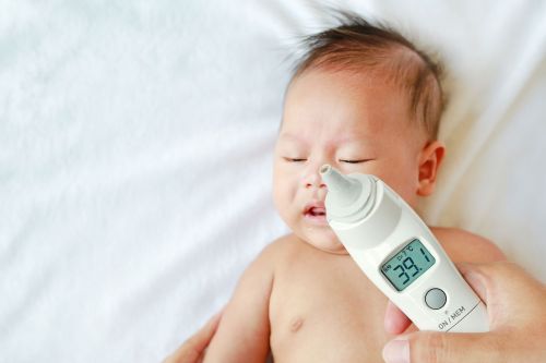 Temperaturmessung bei einem Baby