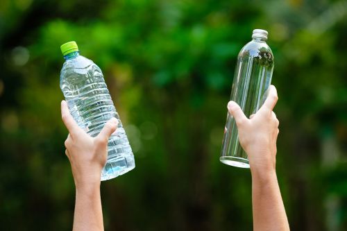 Plastikflasche und Glasflasche